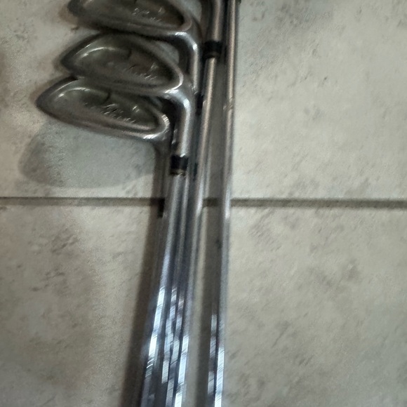 Tour Edge 5 Pc Iron Set In Right Handed 
Steel shafts - Picture 7 of 9